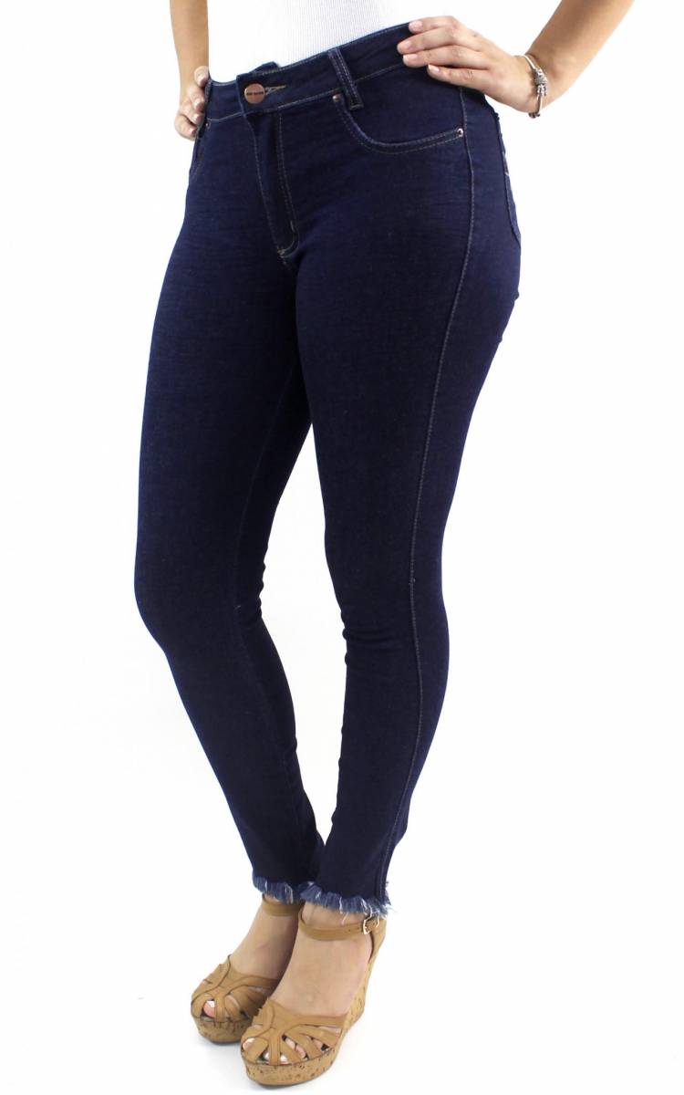 calça jeans barra desfiada