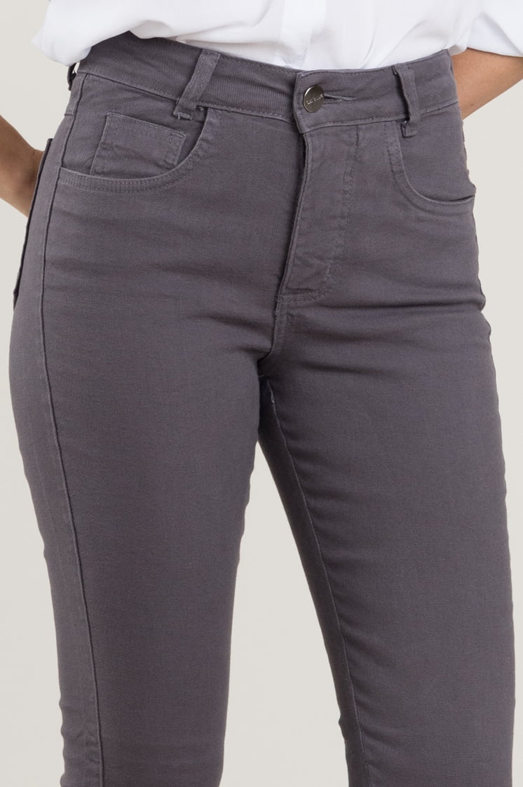 Calça Flare Cinza: Uma Peça Tendência que une Elegância e Praticidade