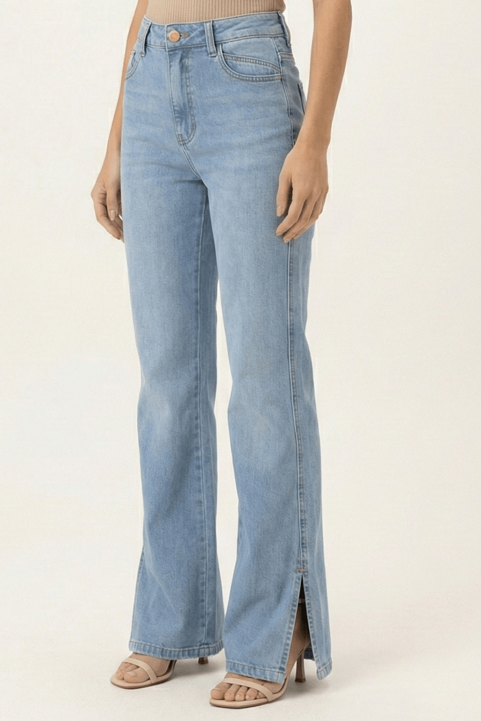 Calça Flare Jeans Claro com Recorte na barra F26201