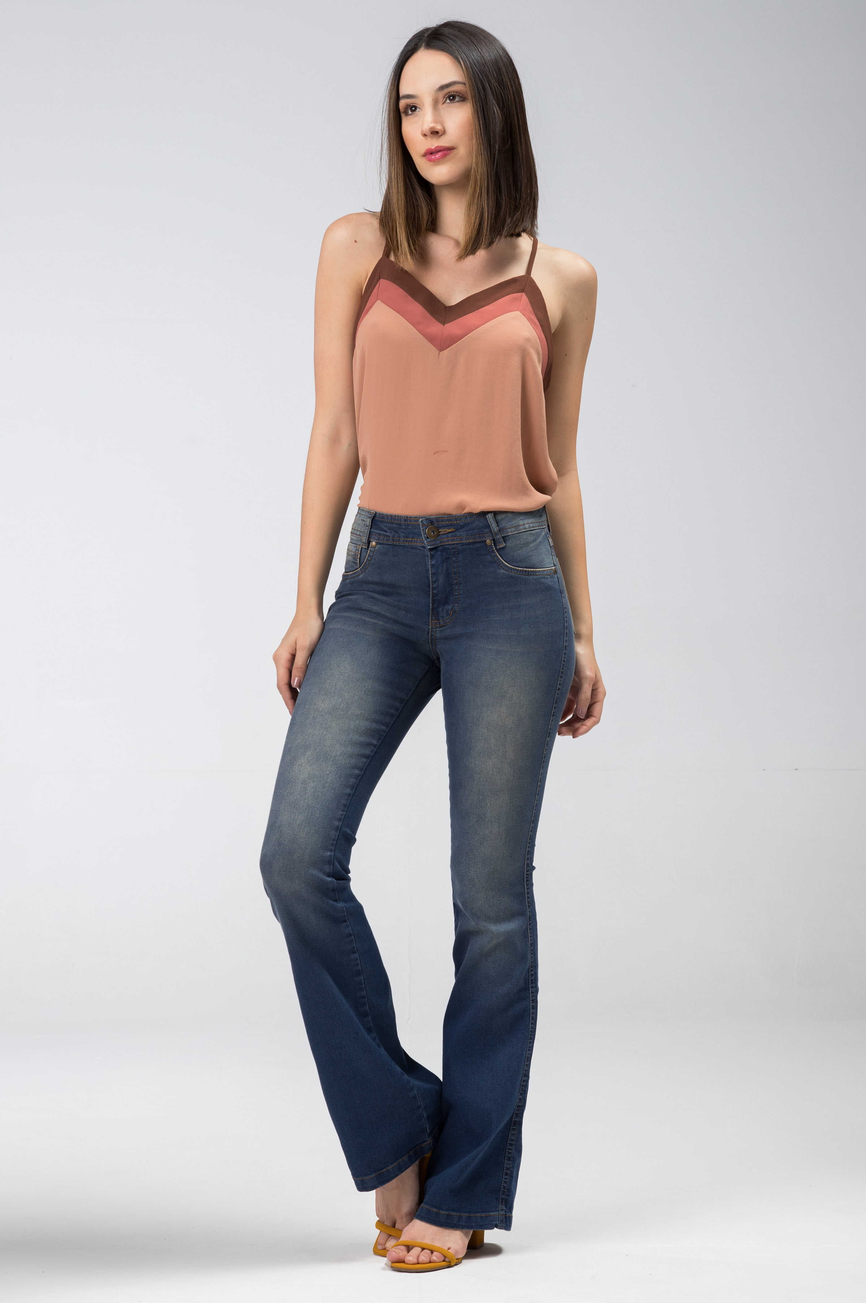 calça flare com cintura alta