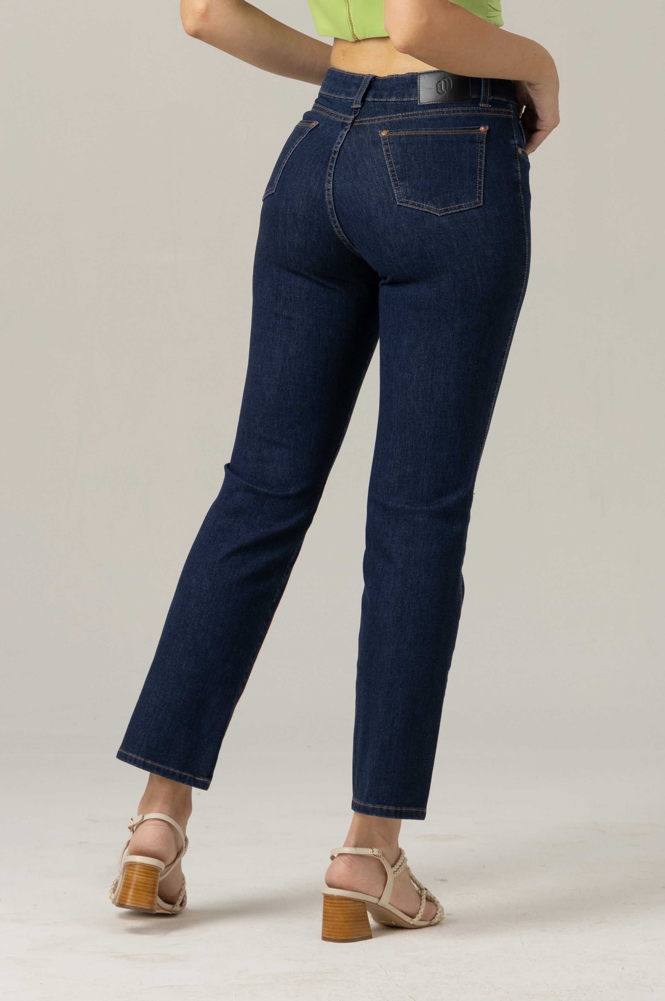 Calça Jeans Confort Capri Cintura Alta Fendas Azul Escuro