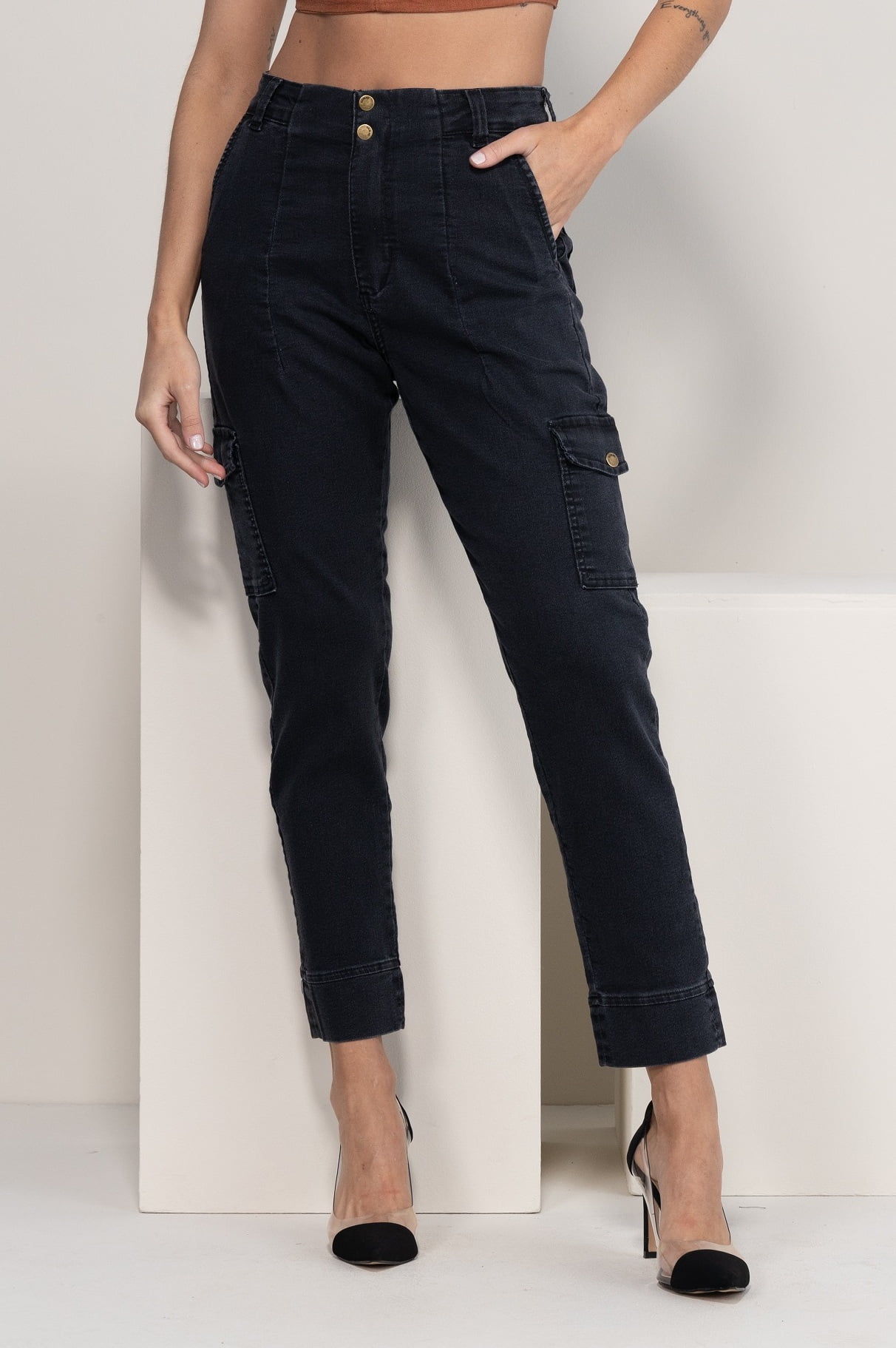 Calça Cargo Feminina Preta na Oxiblue Jeans
