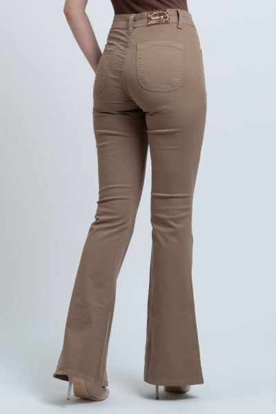 Calça Flare Caqui Sarja com Bolsos Frontais F2942