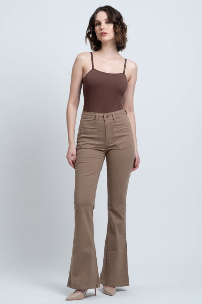 Calça Flare Caqui Sarja com Bolsos Frontais F2942