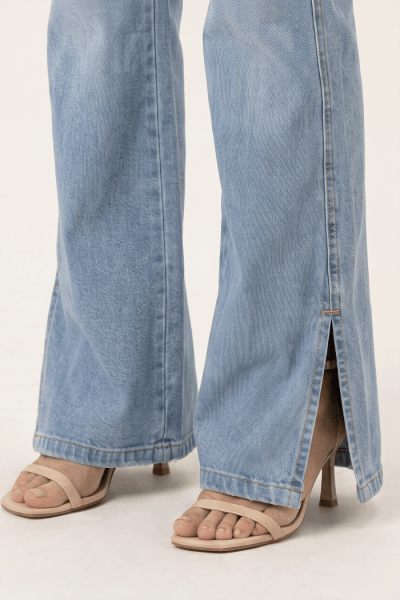 Calça Flare Jeans Claro com Recorte na barra F26201
