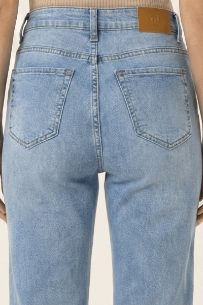 Calça Flare Jeans Claro com Recorte na barra F26201