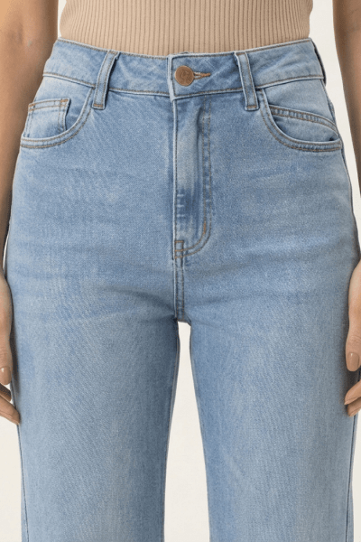 Calça Flare Jeans Claro com Recorte na barra F26201