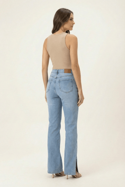 Calça Flare Jeans Claro com Recorte na barra F26201