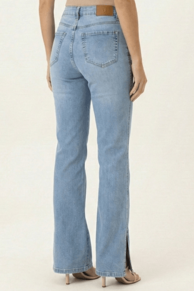 Calça Flare Jeans Claro com Recorte na barra F26201