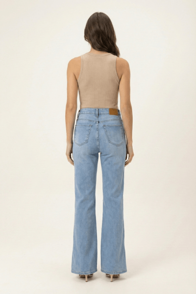 Calça Flare Jeans Claro com Recorte na barra F26201