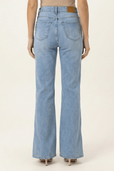 Calça Flare Jeans Claro com Recorte na barra F26201