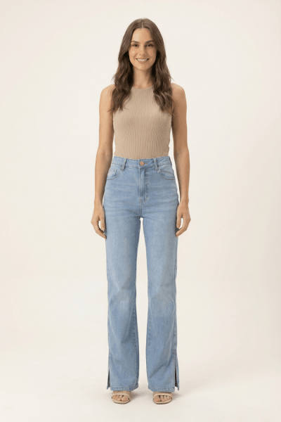 Calça Flare Jeans Claro com Recorte na barra F26201