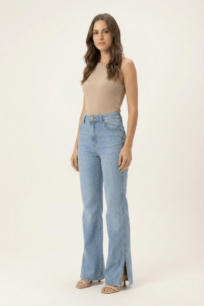 Calça Flare Jeans Claro com Recorte na barra F26201